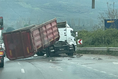 Gemlik'te tırın damperi üst geçide çarptı: Trafik aksadı