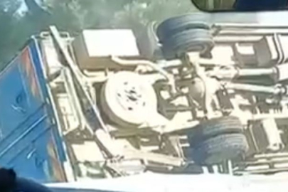 Bursa’da feci kaza: Kargo aracı refüje devrildi!