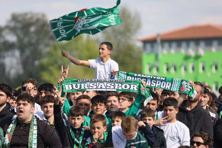 Bursaspor'un şampiyonluk coşkusu Acemler’deki dev ekranda yaşandı - Bursa Hayat Gazetesi-4