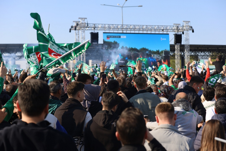 Bursaspor'un şampiyonluk coşkusu Acemler’deki dev ekranda yaşandı - Bursa Hayat Gazetesi-5