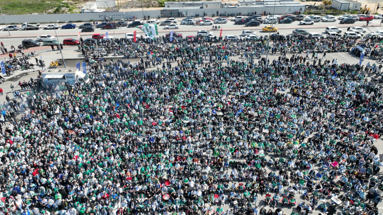 Bursaspor'un şampiyonluk coşkusu Acemler’deki dev ekranda yaşandı - Bursa Hayat Gazetesi-3