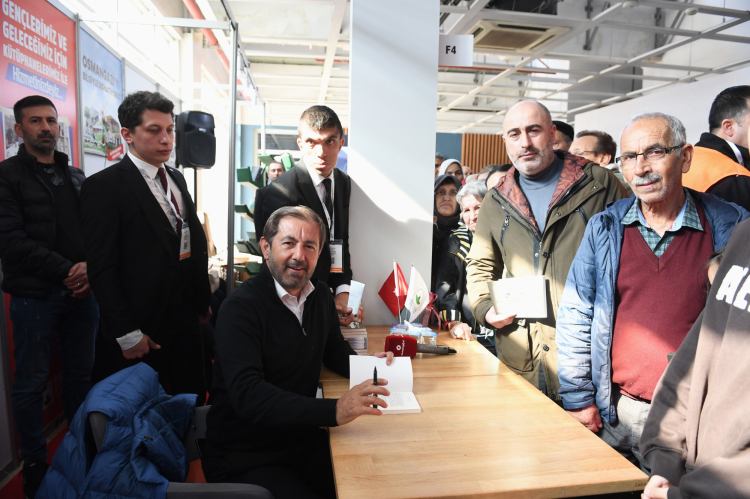 Osmangazi Belediyesi Bursa Kitap Fuarı’nda kitapseverleri yazarlarla buluşturuyor - Bursa Hayat Gazetesi-3