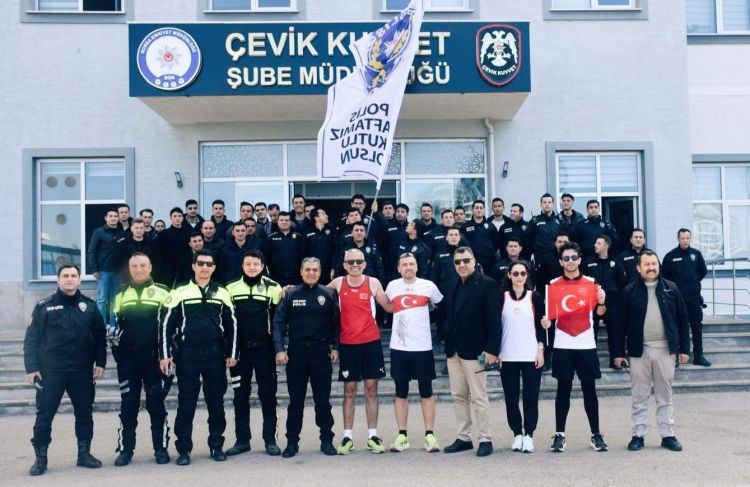 Bursa’da polis haftasında maratonculardan anlamlı koşu - Bursa Hayat Gazetesi-2