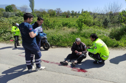 Orhangazi’de motosiklet ile kamyonet çarpıştı: Yaşlı çift yaralandı
