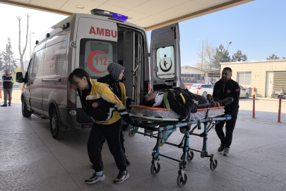İnegöl’de mobilya mağazasında cam takarken düşen işçi ağır yaralandı