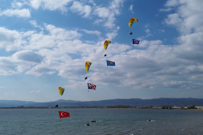 Bursa’da İznik Gölü üzerindeki paramotor gösterisi izleyicileri büyüledi