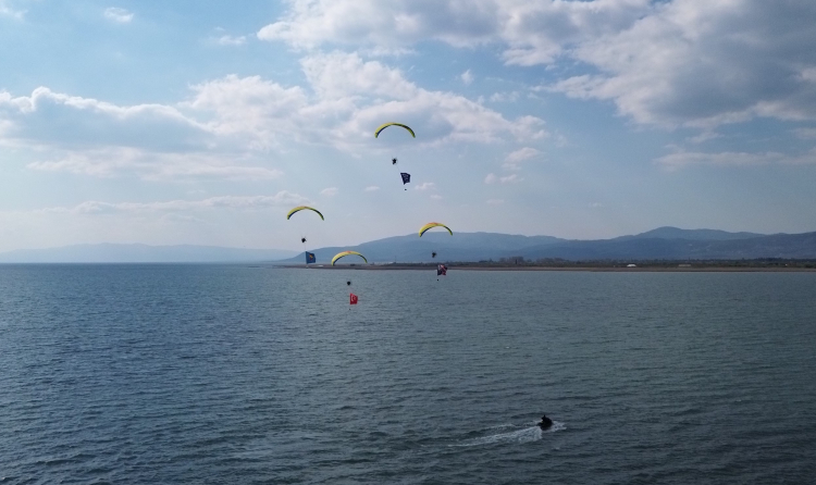 Bursa’da İznik Gölü üzerindeki paramotor gösterisi izleyicileri büyüledi - Bursa Hayat Gazetesi-2