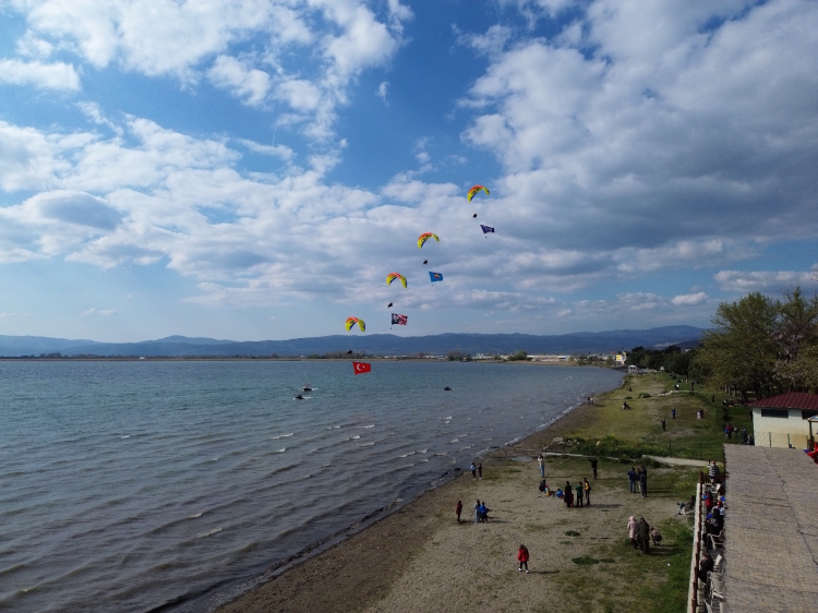Bursa’da İznik Gölü üzerindeki paramotor gösterisi izleyicileri büyüledi - Bursa Hayat Gazetesi-3