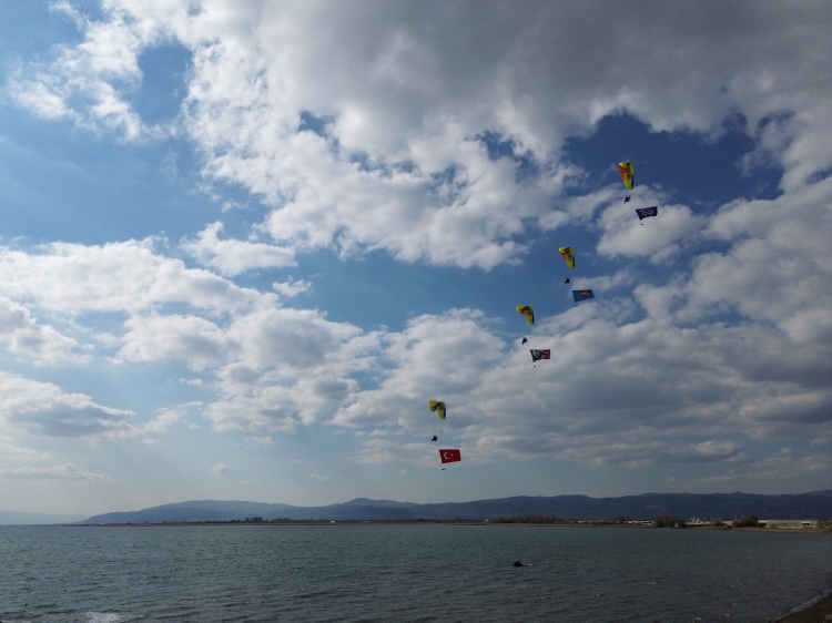 Bursa’da İznik Gölü üzerindeki paramotor gösterisi izleyicileri büyüledi - Bursa Hayat Gazetesi-4