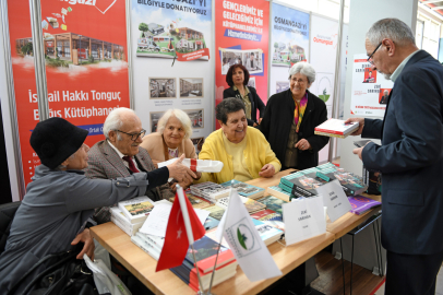 Şenal ve Zeki Sarıhan çifti Bursa’da okurlarıyla buluştu