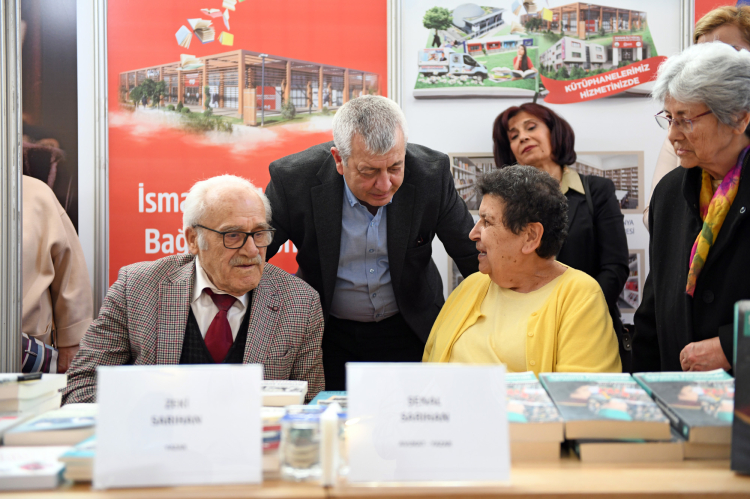 Şenal ve Zeki Sarıhan çifti Bursa’da okurlarıyla buluştu - Bursa Hayat Gazetesi-2