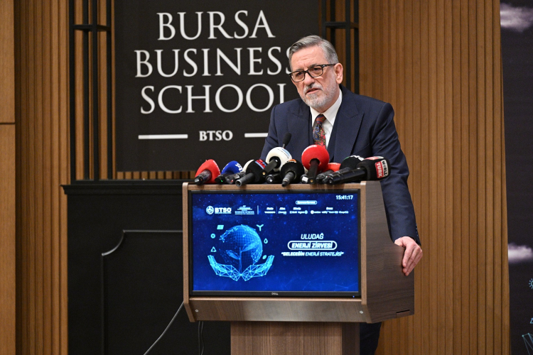 Bursa’da Uludağ Enerji Zirvesi'nde enerji sektörünün geleceği tartışılıyor - Bursa Hayat Gazetesi-3