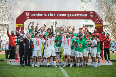 Bursaspor, TFF 3. Lig şampiyonluk kupasını törenle kaldırdı