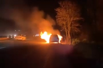 Bursa’da alev topuna dönen araç kullanılamaz hale geldi
