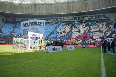 Bursaspor taraftarından tribünlerde koreografi şöleni: “Geliyoruz!”