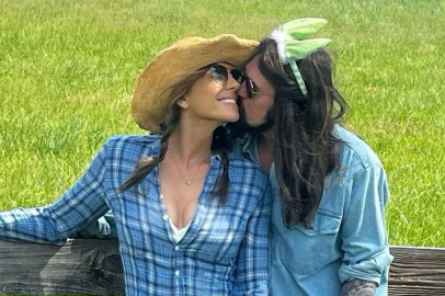 Elizabeth Hurley kalbini Billy Ray Cyrus’a kaptırdı