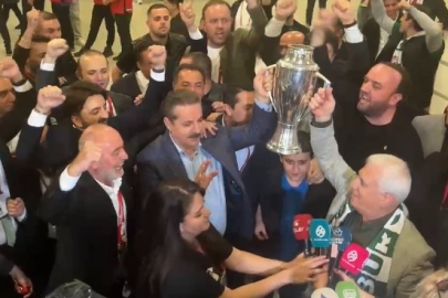 Faruk Çelik ve Mustafa Bozbey'den kupa pozu