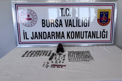 Bursa'da tarihi eser operasyonu: Araçta sikke ve heykel ele geçirildi