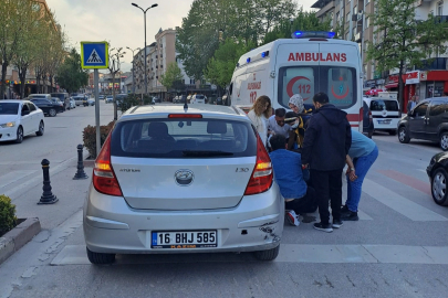 İnegöl’de motosiklet otomobile çarptı: Kaza anı kamerada