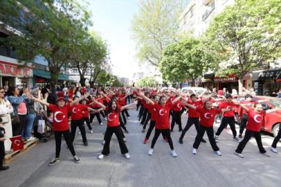 Bursa İnegöl’de 23 Nisan coşkusu kortej yürüyüşüyle renklendi