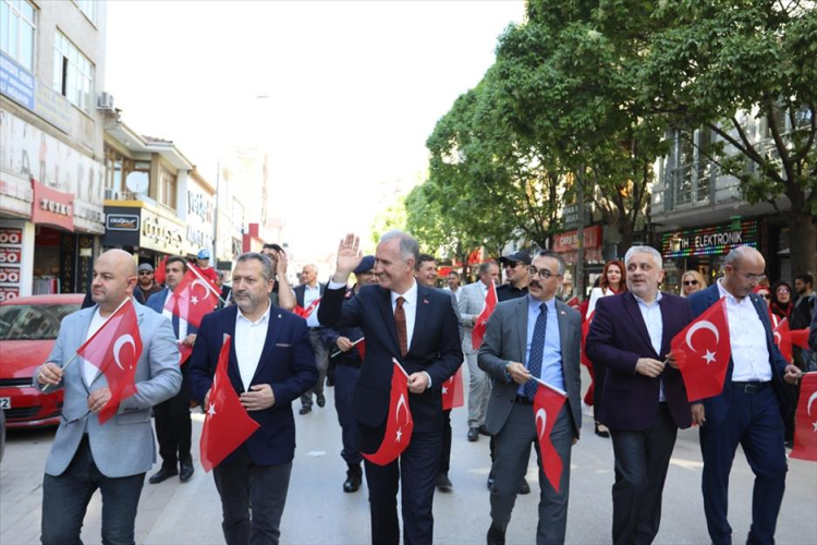 Bursa İnegöl’de 23 Nisan coşkusu kortej yürüyüşüyle renklendi - Bursa Hayat Gazetesi-2
