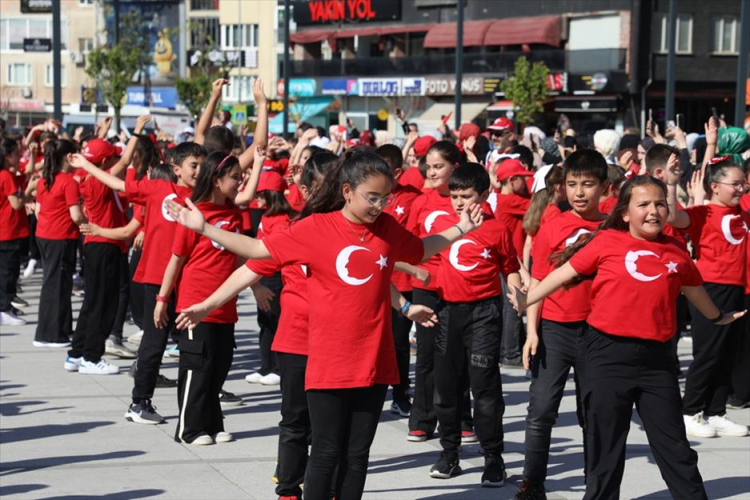 Bursa İnegöl’de 23 Nisan coşkusu kortej yürüyüşüyle renklendi - Bursa Hayat Gazetesi-4