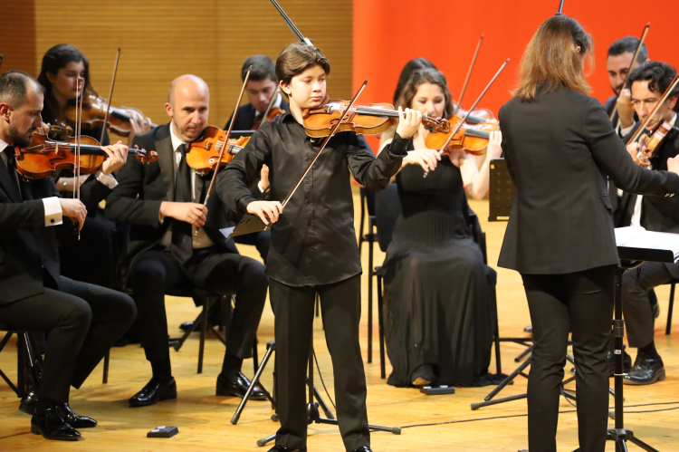 Bursa Oda Orkestrası'nın 23 Nisan konserinde genç yeteneklerde sahne aldı - Bursa Hayat Gazetesi-3