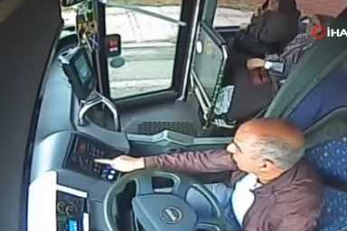 Bingöl'de inek saldırısı otobüs kamerasında! Şoför can havliyle kaçtı