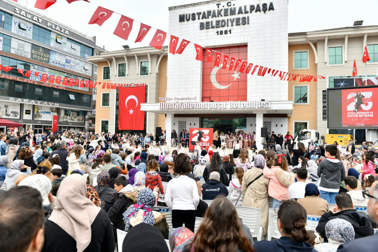 Mustafakemalpaşa’da gün boyu süren etkinlikler: Meydanlar çocukların oldu - Bursa Hayat Gazetesi-4