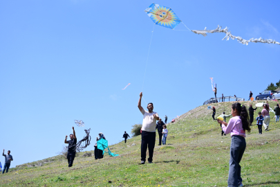 Bursa'da gökyüzü rengarenk uçurtmalarla şenlendi