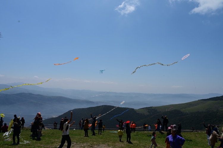 Bursa'da gökyüzü rengarenk uçurtmalarla şenlendi -Bursa Hayat-2