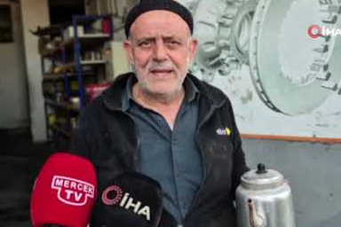 Depremden çaydanlıkla birlikte kaçtı