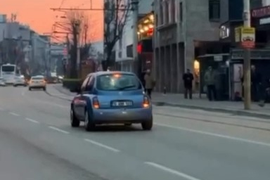 Bursa'da yolun ortasında kalan otomobil şaşkınlık yarattı!