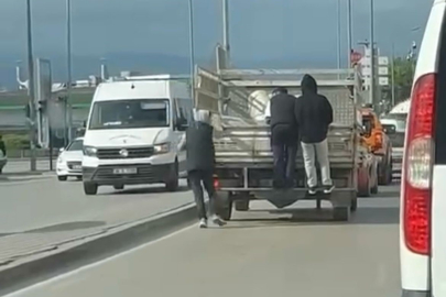 Bursa’da gençler canlarını hiçe sayarak kamyonetin arkasına tutundu