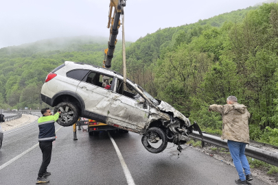 Bursa’da kontrolden çıkıp ormana uçtu: Sürücü öldü, 2’si çocuk 3 yaralı