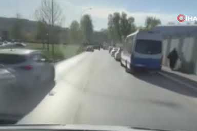 Motosikletlinin örnek davranışı! Ambulansa yol açmak için fermuar yöntemi uyguladı