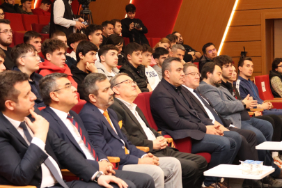Orhun Ene gençlerle bir araya geldi