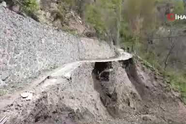 Yusufeli'nde yol çalışması sırasında heyelan! O anlar kamerada