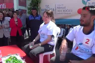 En acı yarışma: 3 dakikada 398 gram acı biber yedi
