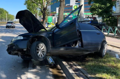Bursa’da otomobil aydınlatma direğine çarptı: 1’i ağır 2 yaralı!