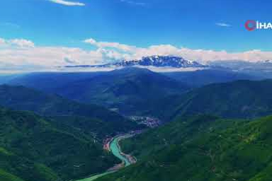 Artvin'de zıt güzellikler! Karlı zirveler ve yeşeren vadiler bir arada