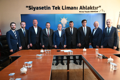 Karacabey’de AK Parti ailesine katılan meclis üyelerine rozetleri takıldı
