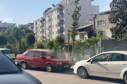 Park halindeki otomobil alev aldı, araç kullanılamaz hale geldi