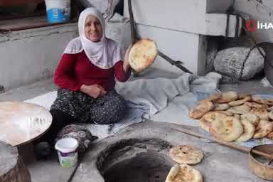 Eşsiz lezzet! Tandırda ekmek pişirme geleneği sürüyor