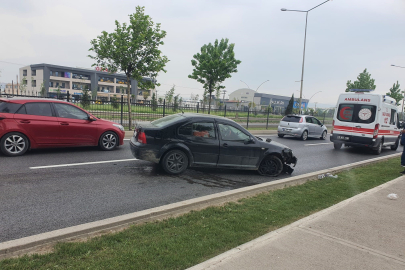 İnegöl girişinde kaza: Kontrolden çıkan otomobil bariyerlere çarptı