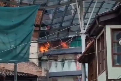 Bursa Uzun Çarşı’da çatı katında yangın paniği!