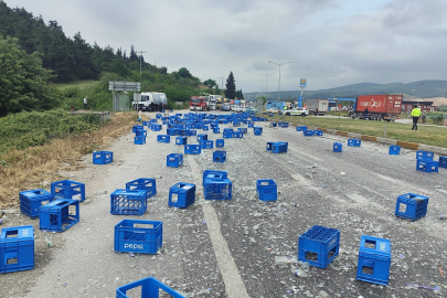 Balıkesir-Bursa karayolunda tır kazası: Cam şişeler ve sepetler yola saçıldı