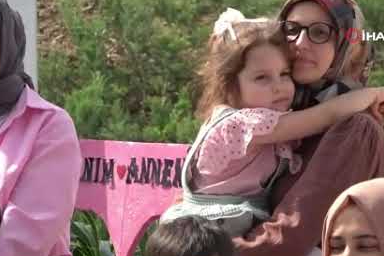 Miniklerden duygu dolu Anneler Günü kutlaması