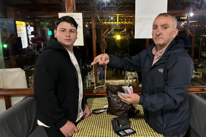 İznik’te çay bahçesinde unutulan altın dolu çanta sahibine teslim edildi