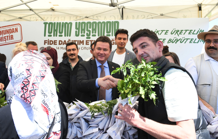 Osmangazi Meydanı’nda uzun kuyruklar… Ata tohumdan binlerce fide dağıtıldı - Bursa Hayat Gazetesi-3